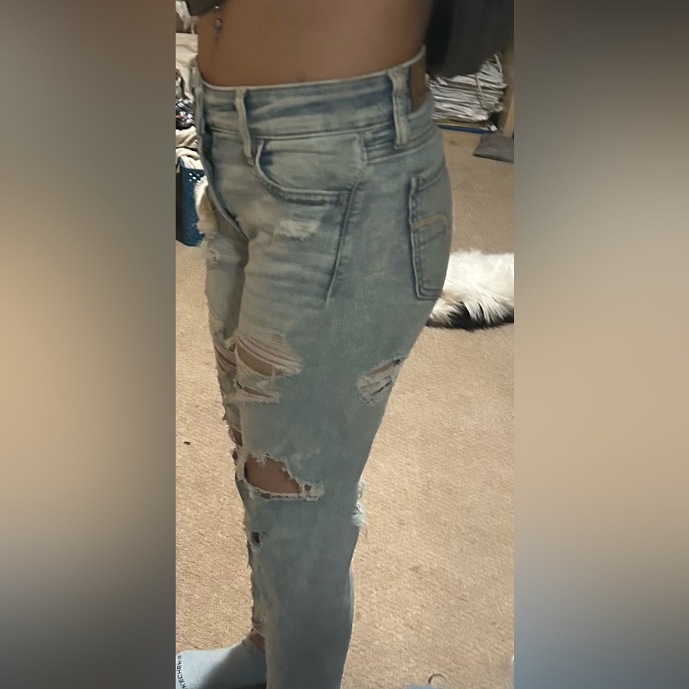 Super flattering and cute mid rise ripped distressed American eagle Mon jeans